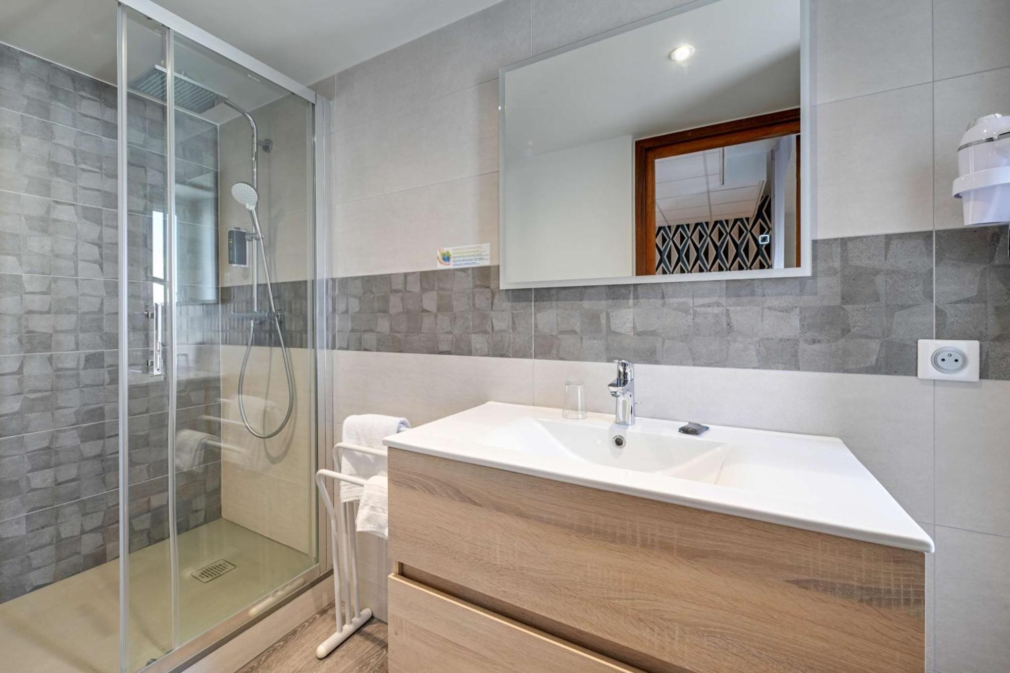Brit Hotel Roanne - Le Grand Hotel Ngoại thất bức ảnh
